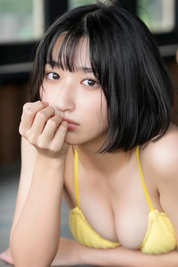 穿黄色内裤的神圣修女